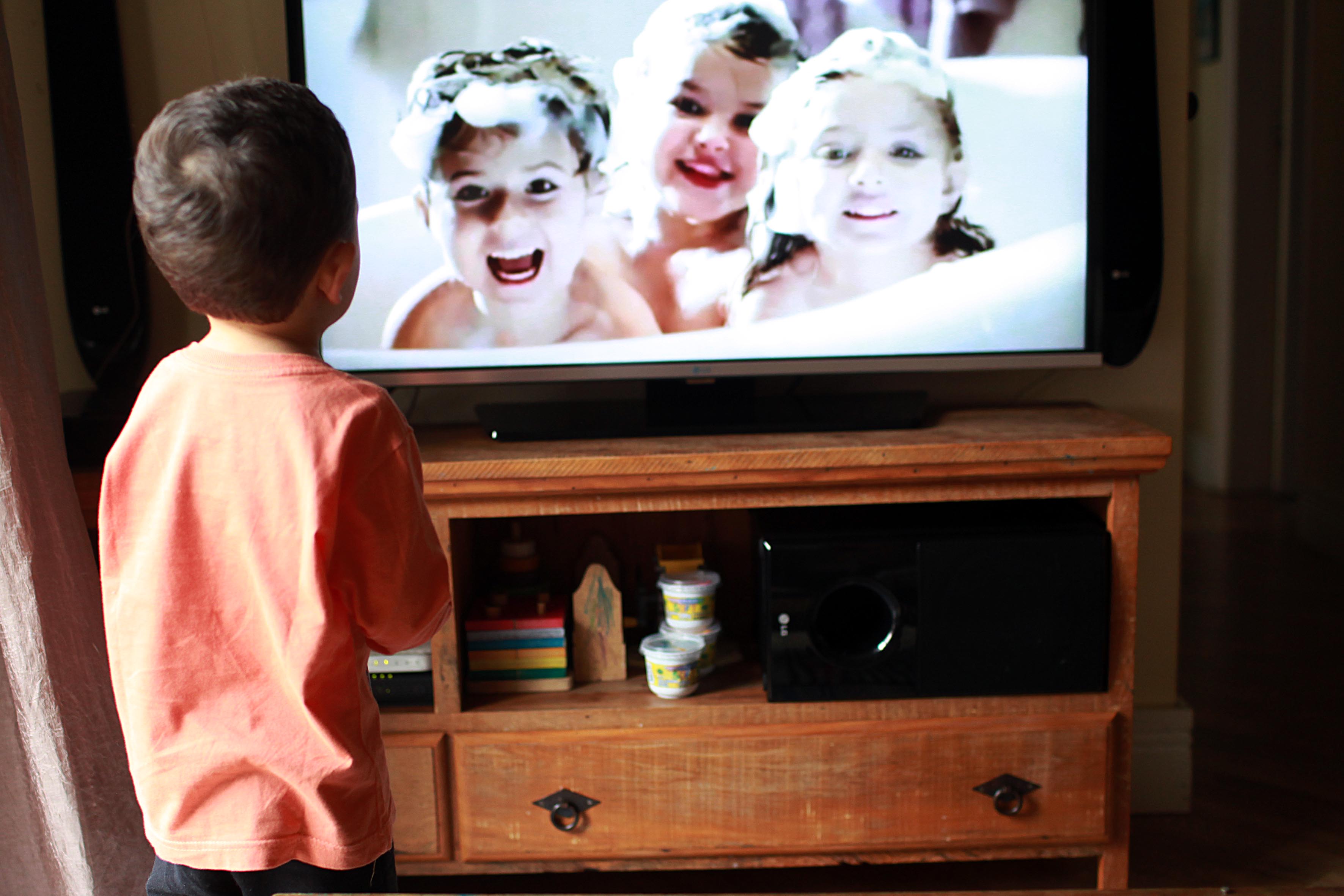 Crianças passam horas vendo propagandas na TV (Foto: Mães de Peito)