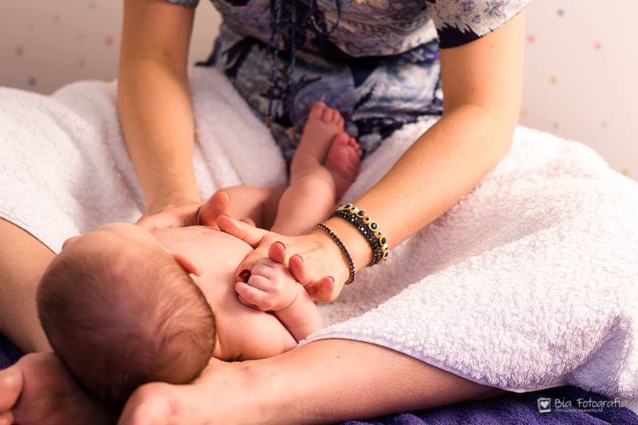 Mãe faz shantala em seu bebê; massagem acalma e melhora cólicas (Foto: Bia Fotografia)