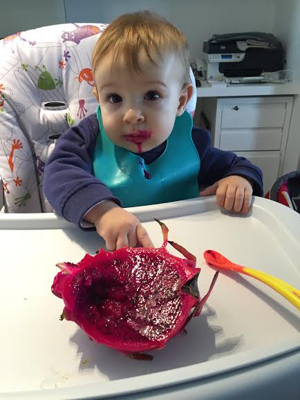 Bebê de oito meses come pitaya (Foto: Vilarejo Nutrição)