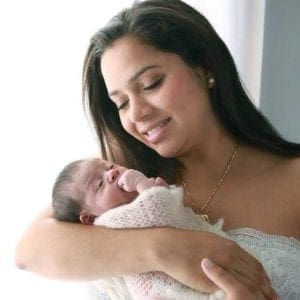 Carina e o filho recém-nascido (Foto: Arquivo pessoal)