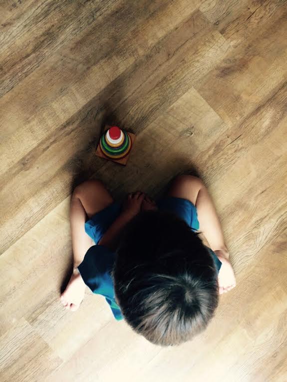 Sentar em W é uma das posições mais confortáveis para as crianças (Foto: Mães de Peito)