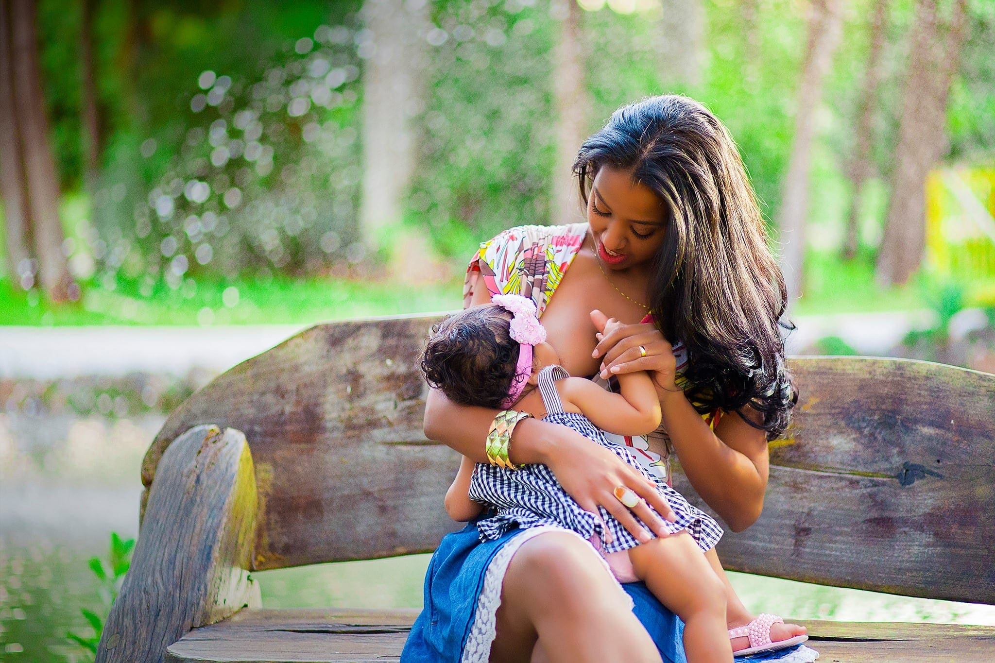 Mãe amamenta filha em parque (Foto: José Neto Fotografia Criativa)