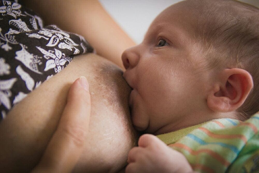 Bebê abocanha corretamente o seio materno (Foto: arquivo pessoal)