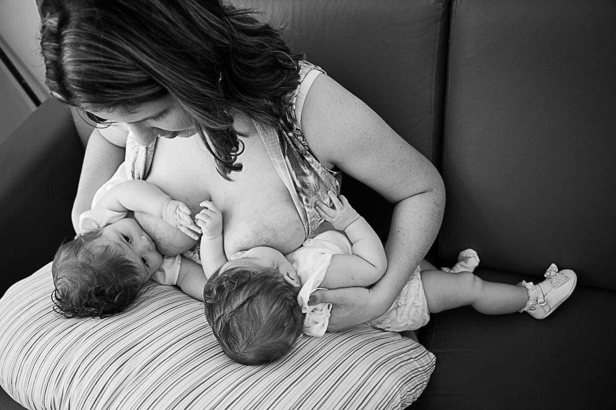 Mãe amamenta gêmeas simultaneamente em posição de rugby (Foto: Renata Penna - Fotopoesia)