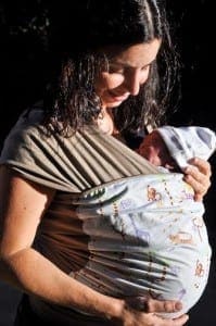Bebês devem ser acostumados nos primeiros dias de vida (Foto: Divulgação Sampa Sling)