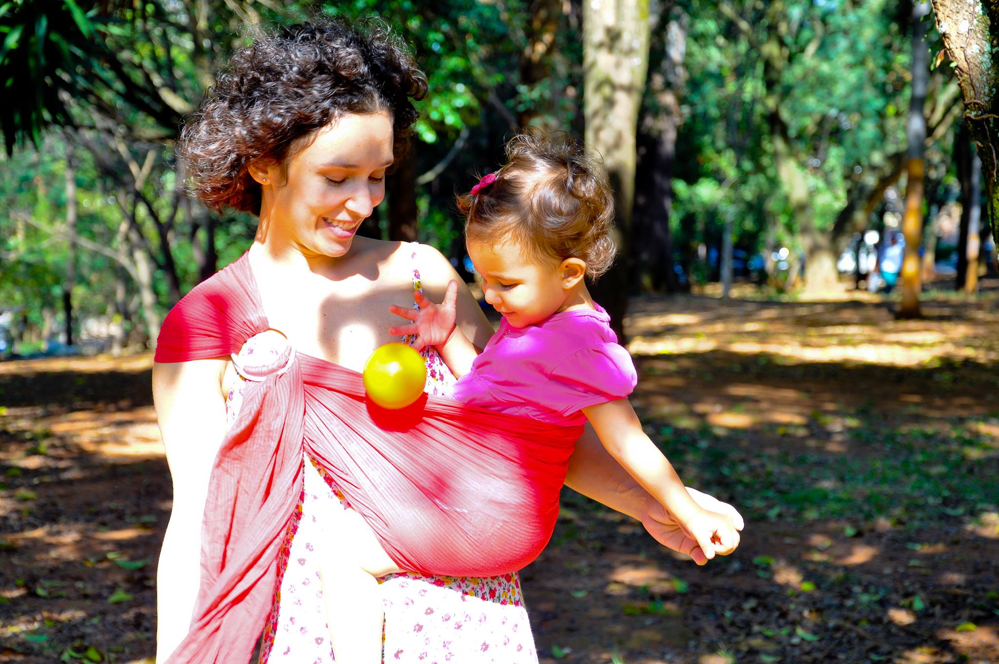 Mãe brinca com a filha usando sling de argola (Foto: Sampa Sling)