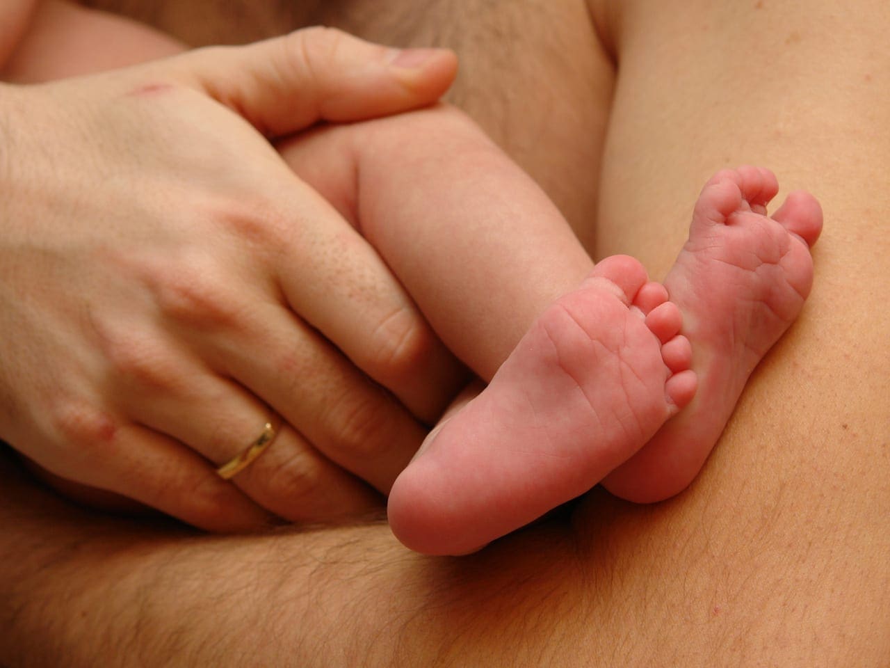 Pai poderá participar mais nos primeiros dias do filho em casa (Foto: Freepik)