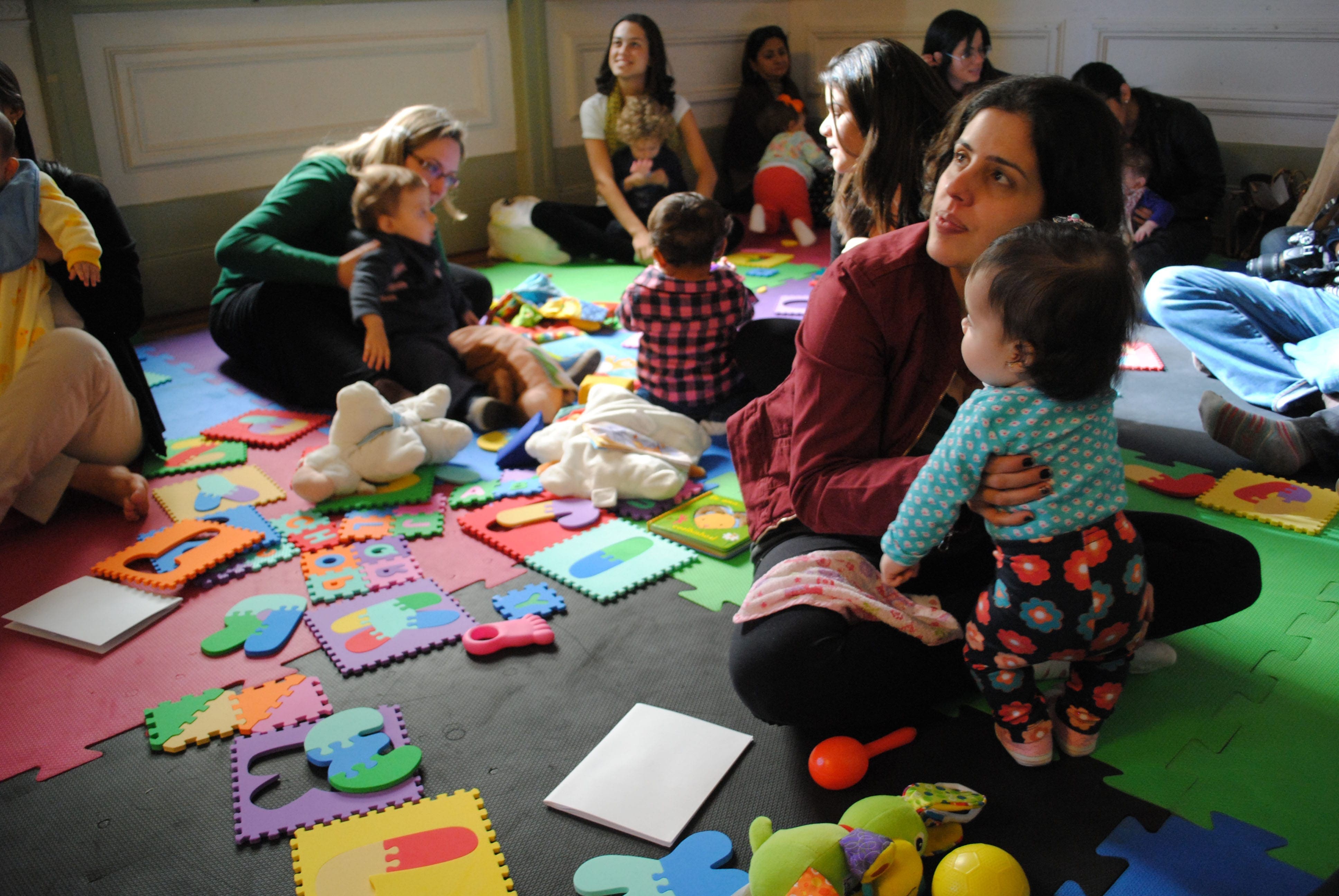 Bebês com suas mães no Literatura de Berço (Foto: Débora Nazari/Divulgação)