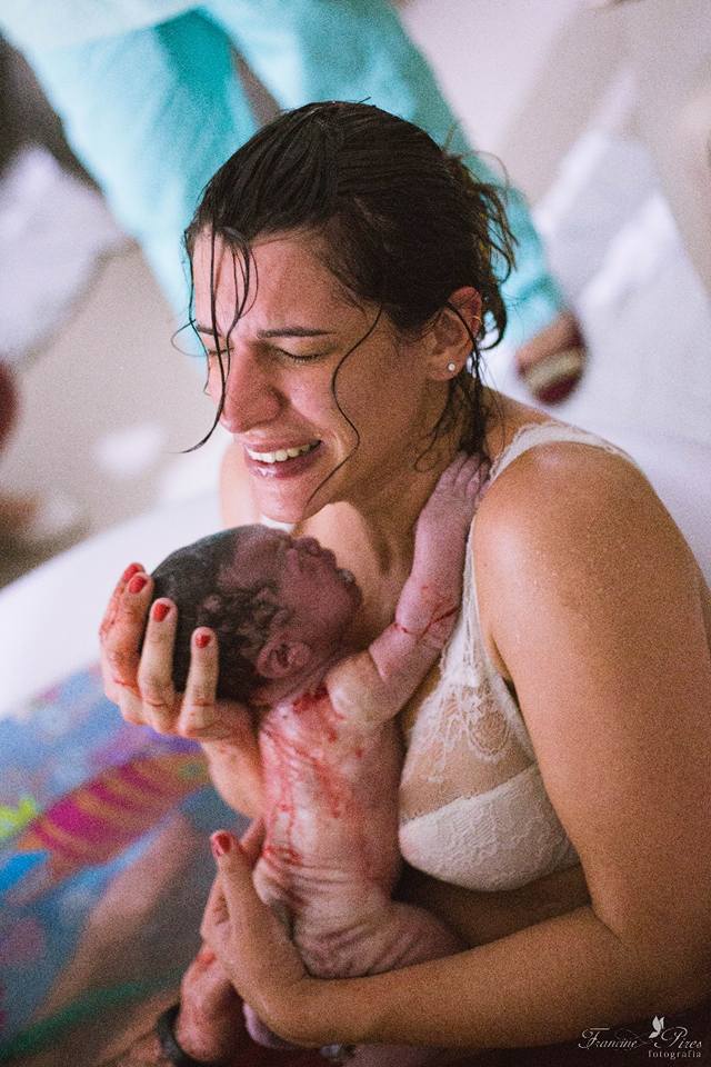Patrícia com a filha nos braços em parto humanizado (Foto: Francine Pires) Fotografia