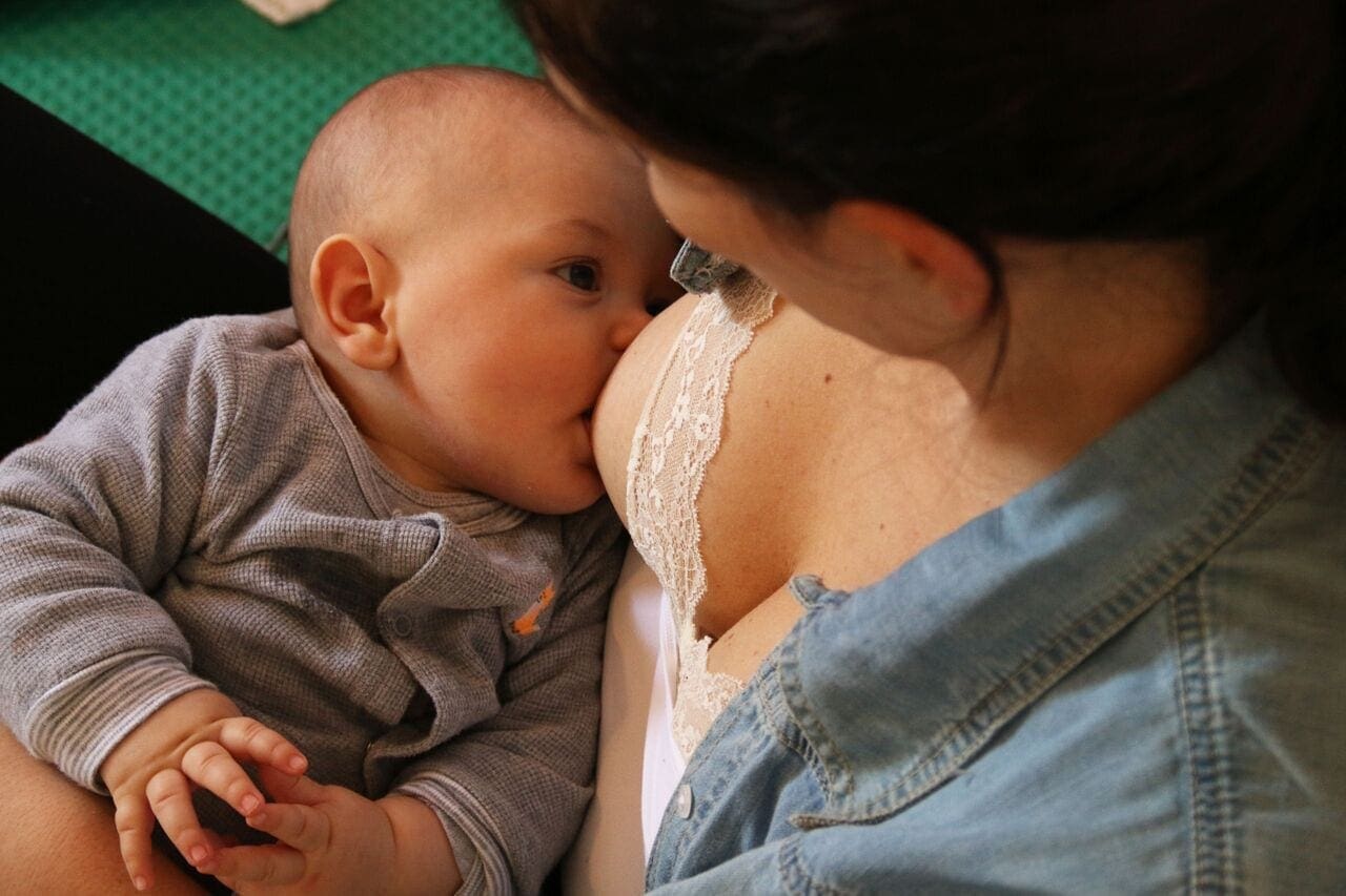Leite materno é o melhor alimento para o bebê (Foto: Marcela Calif)